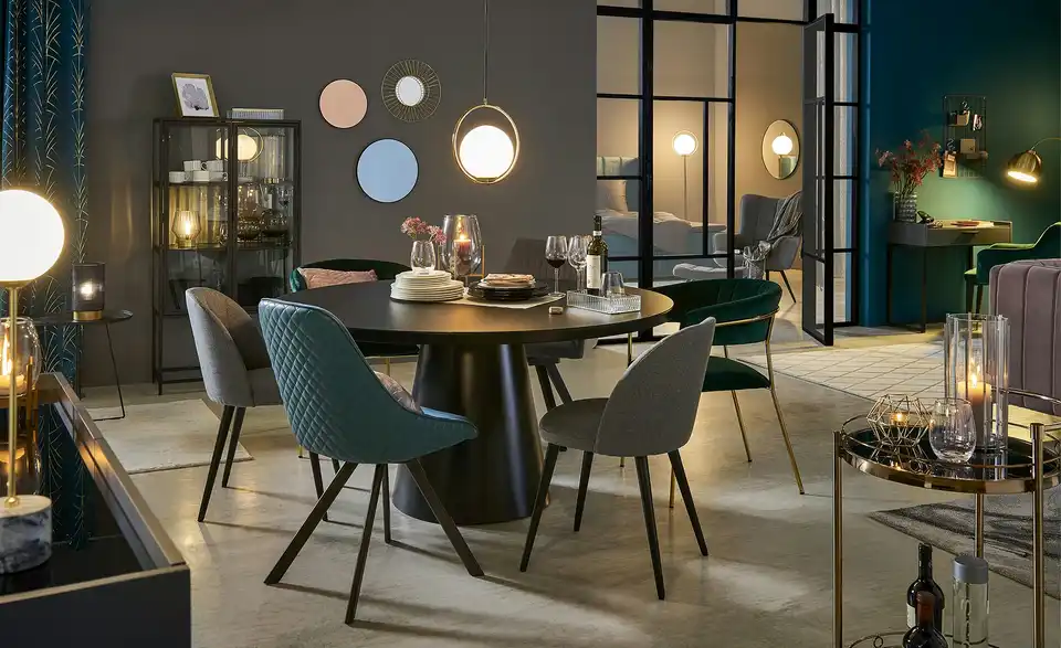 Esstisch mit Glastischplatte, in Wohnsituation