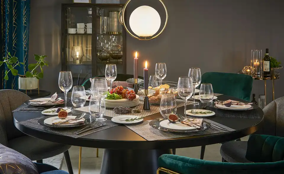 Esstisch mit Glastischplatte, in Wohnsituation