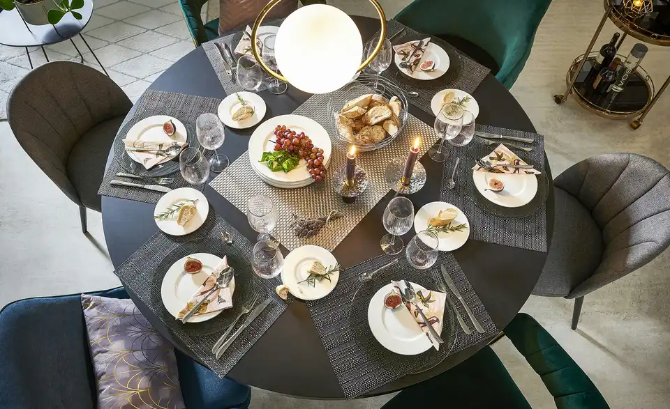 Esstisch mit Glastischplatte, in Wohnsituation