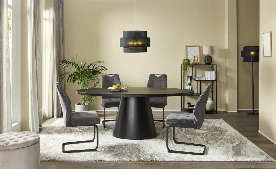 Esstisch mit Glastischplatte, in Wohnsituation