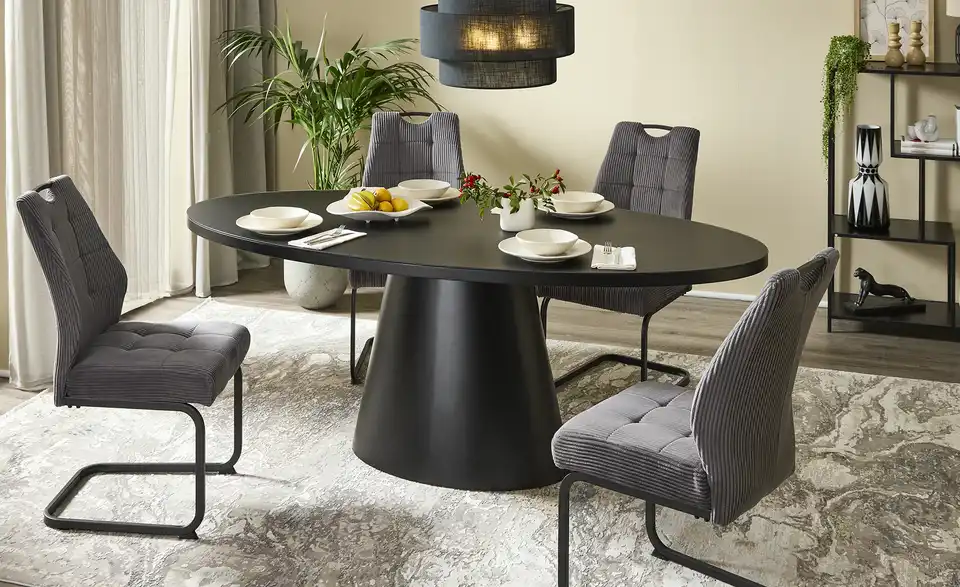 Esstisch mit Glastischplatte, in Wohnsituation