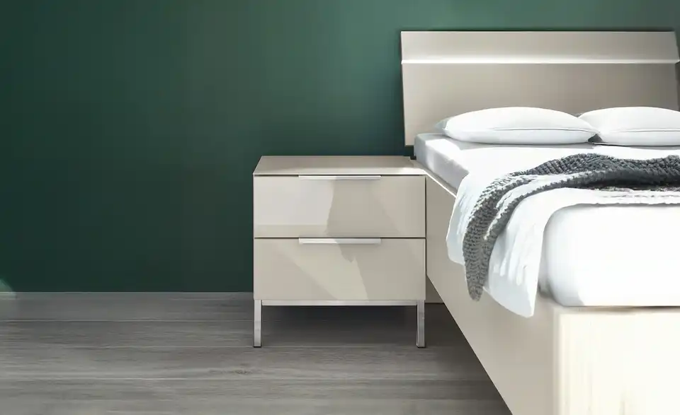 Nachtkommode mit 2 Schüben, in Wohnsituation