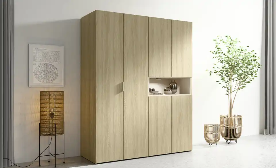 Drehtürenschrank mit Beleuchtung, in Wohnsituation