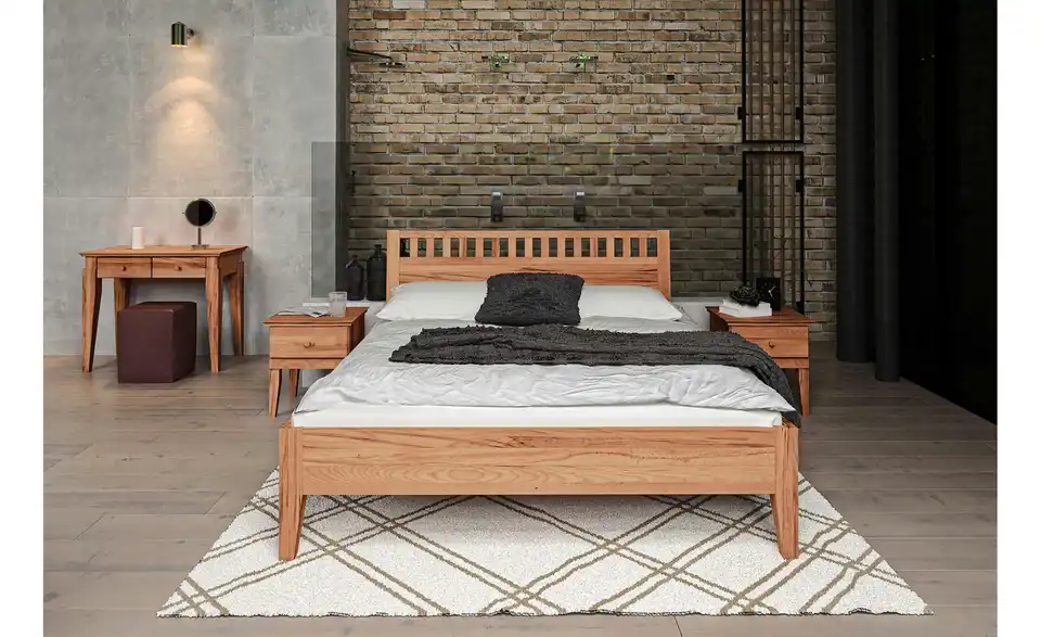 Massivholzbett, in Wohnsituation