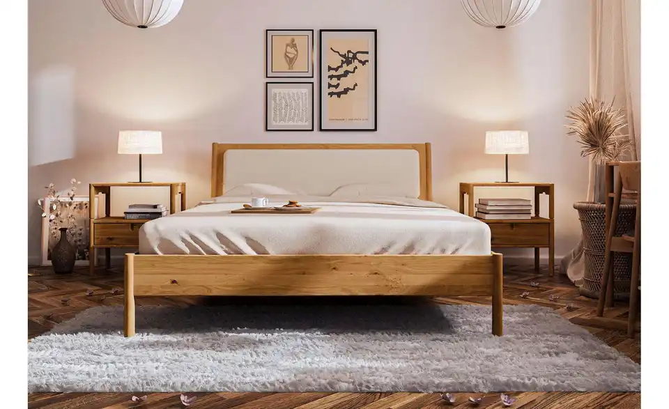 Massivholzbett mit gepolstertem Kopfteil, in Wohnsituation
