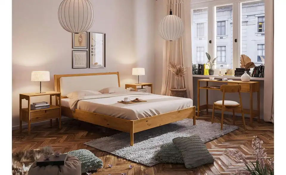 Massivholzbett mit gepolstertem Kopfteil, in Wohnsituation