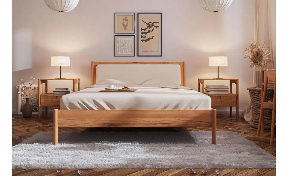 Massivholzbett mit gepolstertem Kopfteil, in Wohnsituation