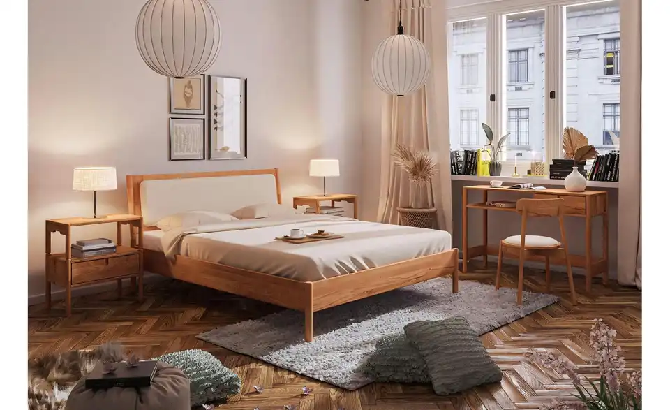 Massivholzbett mit gepolstertem Kopfteil, in Wohnsituation