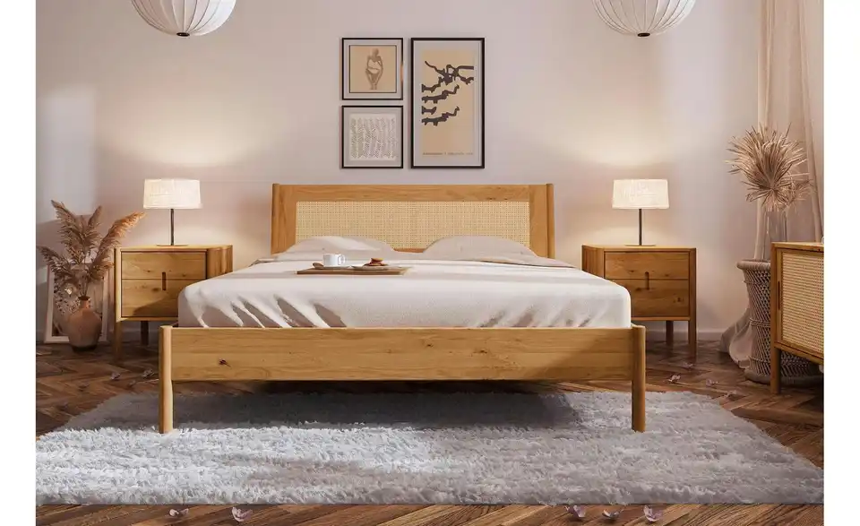 Massivholzbett mit gepolstertem Kopfteil, in Wohnsituation