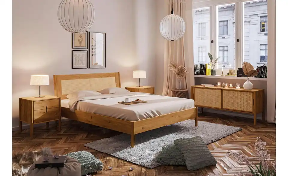 Massivholzbett mit gepolstertem Kopfteil, in Wohnsituation