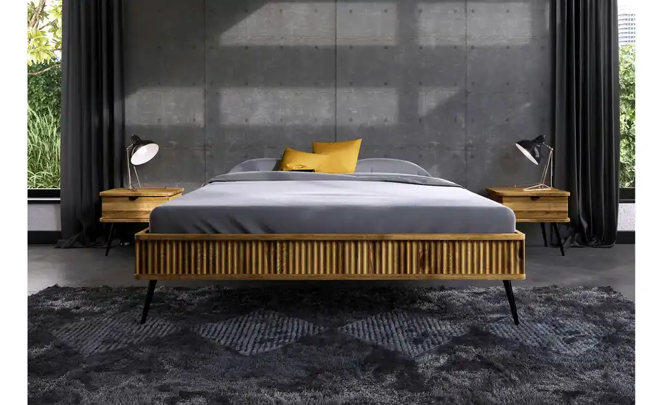 Massivholzbett ohne Kopfteil, in Wohnsituation