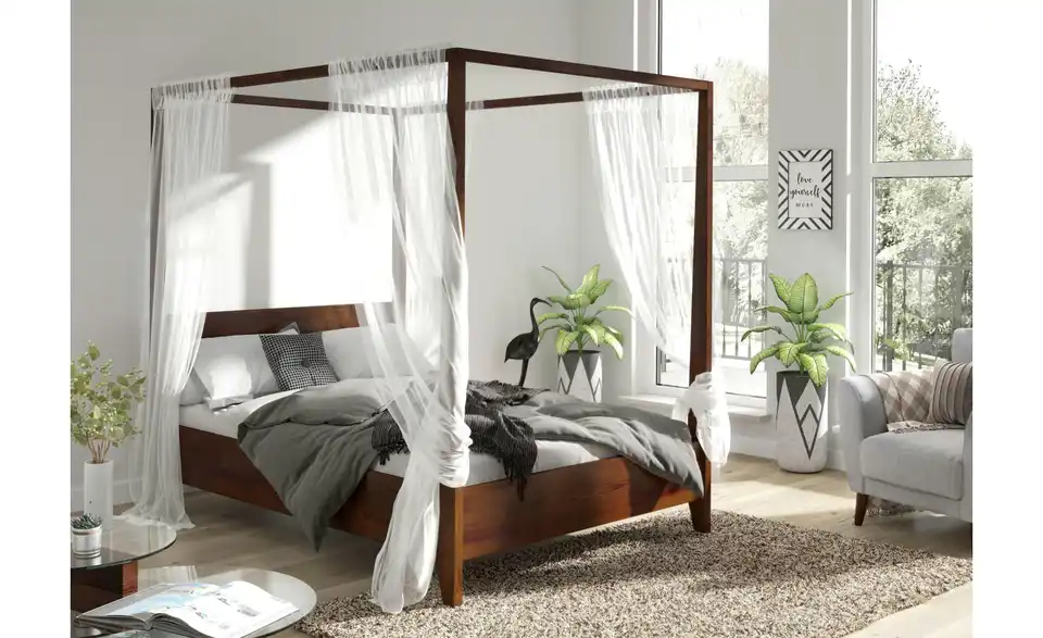 Himmelbett aus Massivholz, in Wohnsituation