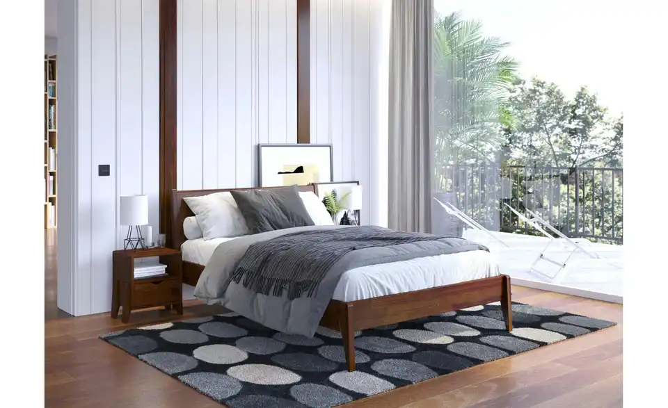 Massivholzbett Nussbaum140x200, in Wohnsituation