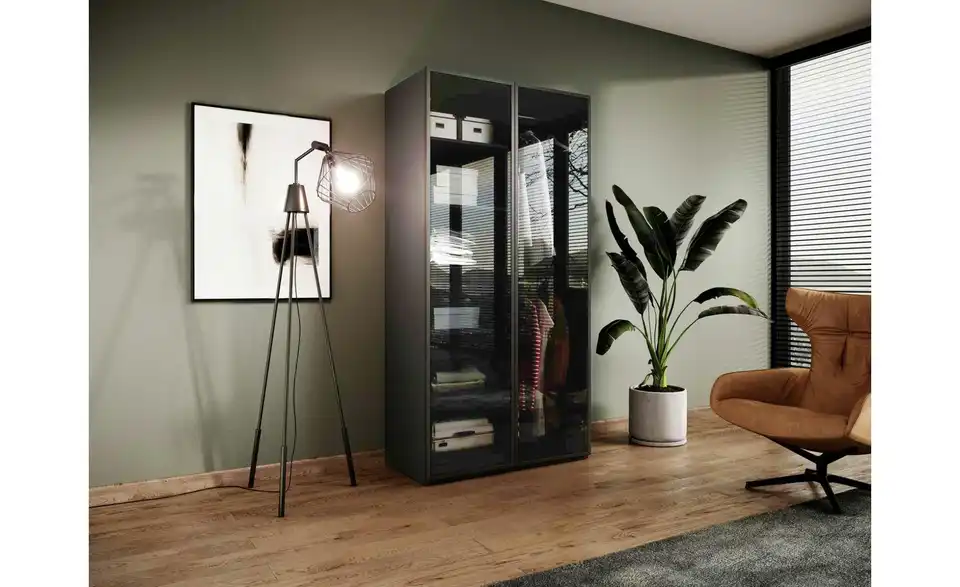 Drehtürenschrank mit Glastüren, in Wohnsituation
