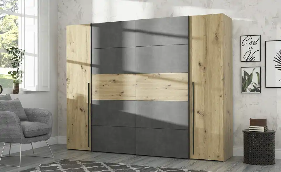 Schwebetürenschrank mit Drehtüren, in Wohnsituation