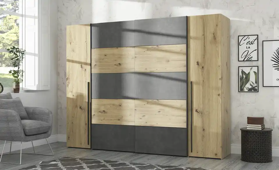 Schwebetürenschrank mit Drehtüren, in Wohnsituation