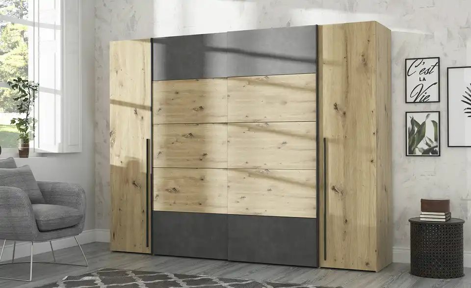 Schwebetürenschrank mit Drehtüren, in Wohnsituation