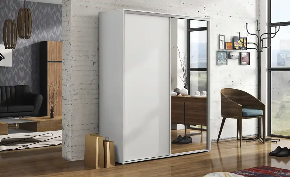 Schwebetürenschrank, in Wohnsituation