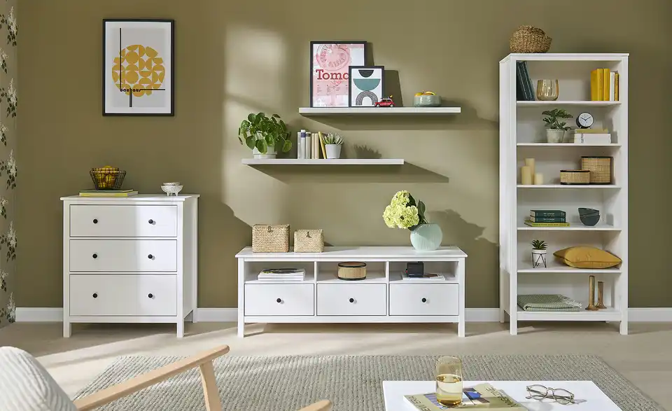 Kommode aus Massivholz, in Wohnsituation