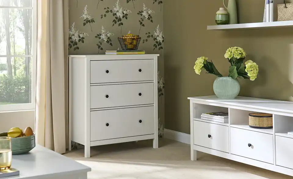 Kommode aus Massivholz, in Wohnsituation