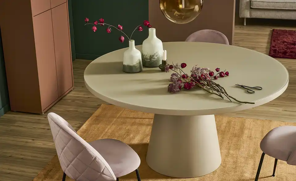 Esstisch mit Glastischplatte, in Wohnsituation