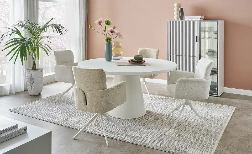 Esstisch mit Glastischplatte, in Wohnsituation