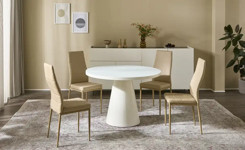 Esstisch mit Glastischplatte, in Wohnsituation