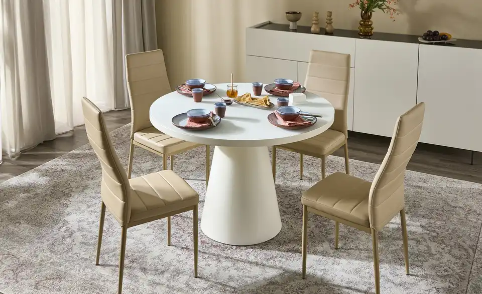 Esstisch mit Glastischplatte, in Wohnsituation