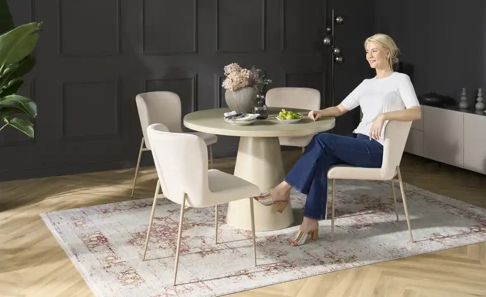 Esstisch mit Glastischplatte, in Wohnsituation