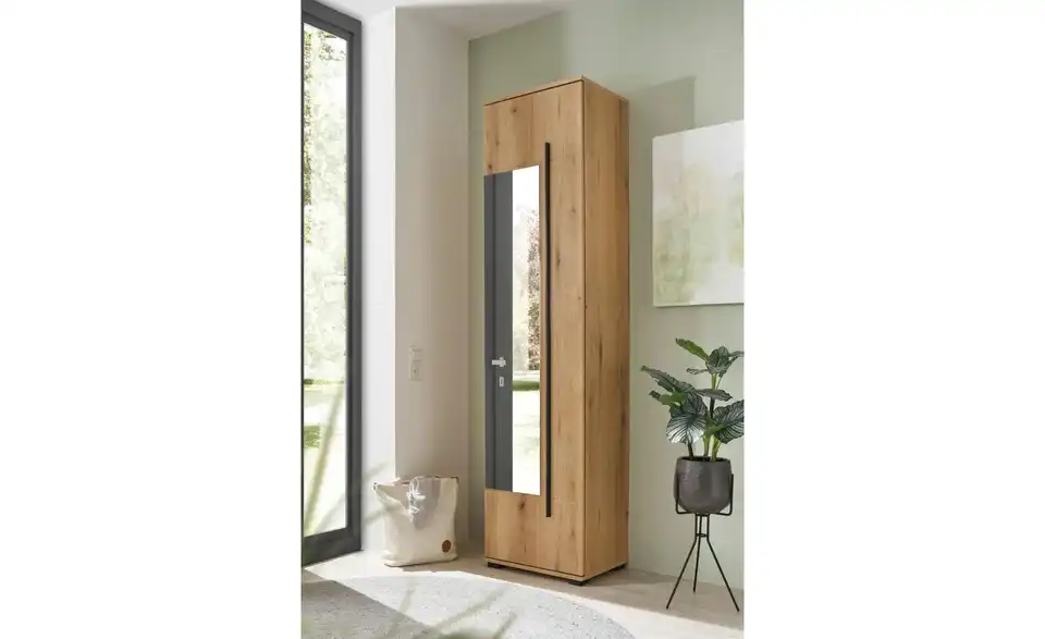 Garderobenschrank mit Spiegel, in Wohnsituation