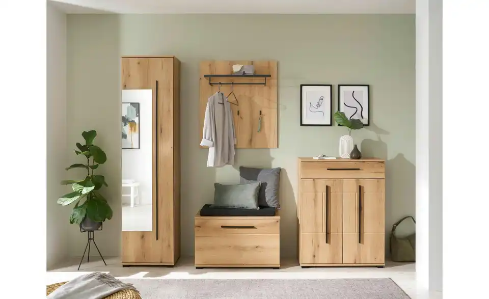 Garderobenschrank mit Spiegel, in Wohnsituation