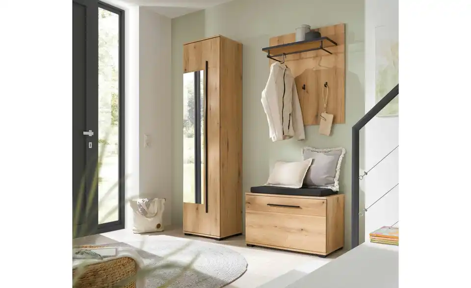 Garderobenschrank mit Spiegel, in Wohnsituation