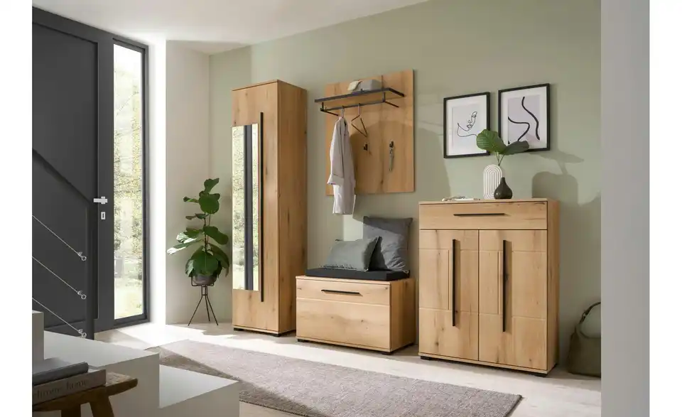 Garderobenschrank mit Spiegel, in Wohnsituation