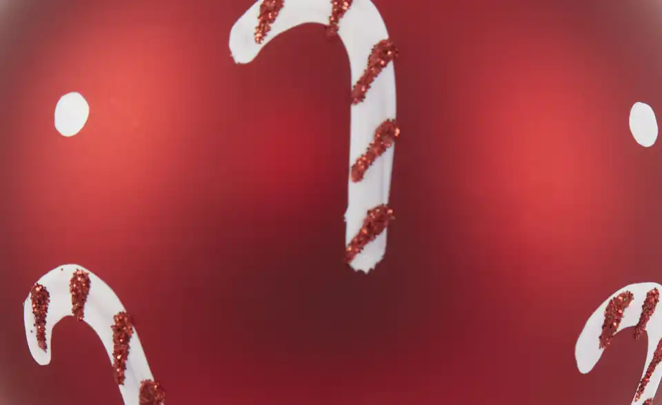 HOME STORY Weihnachtskugel mit Zuckerstangen, Detailansicht