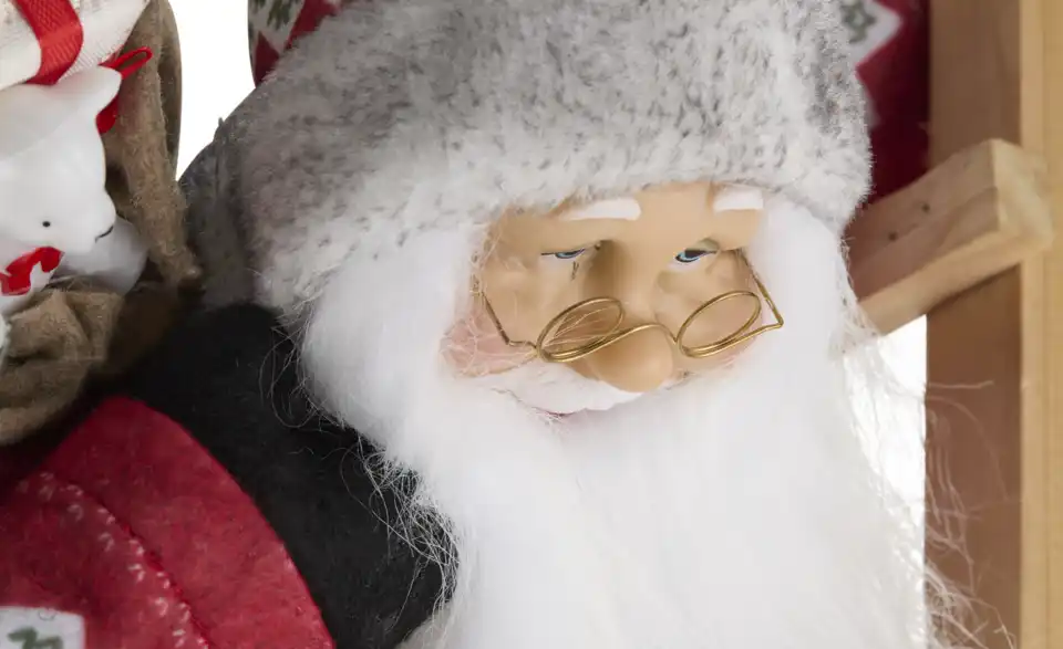 Weihnachtsmann auf Holzleiter, Detailansicht