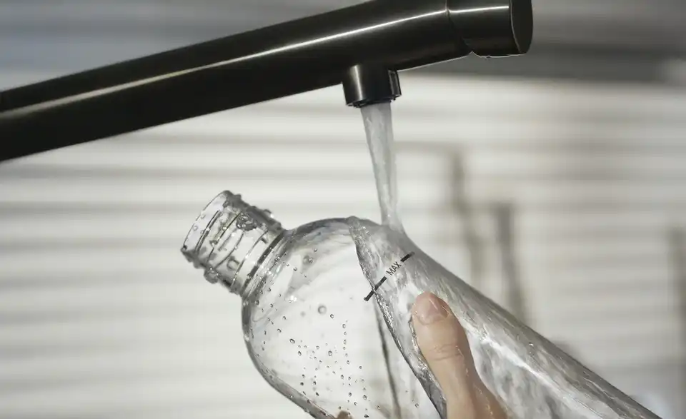 WMF Flasche Element One, in Wohnsituation