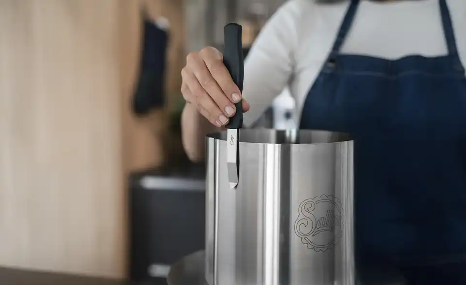 Sallys Backformmesser, in Wohnsituation