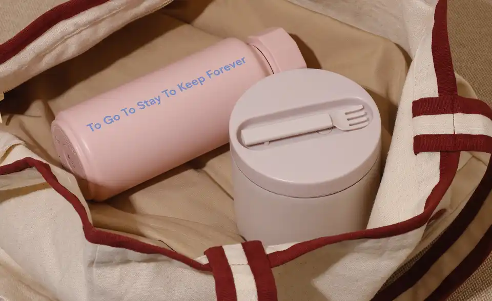 DESIGN LETTERS Thermoflasche, in Wohnsituation