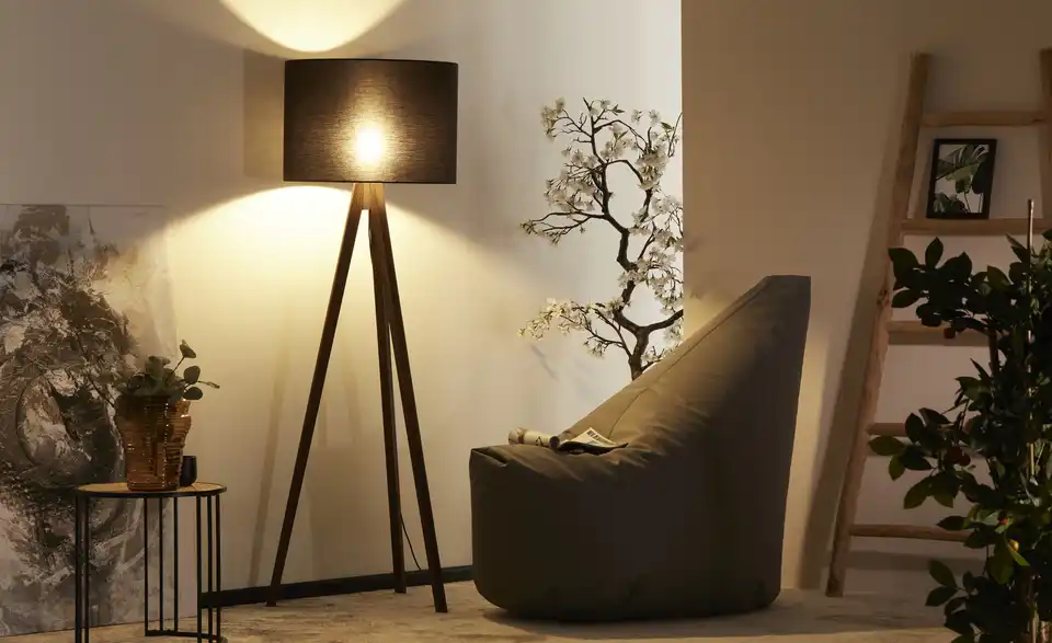 Dreibein-Stehleuchte, in Wohnsituation
