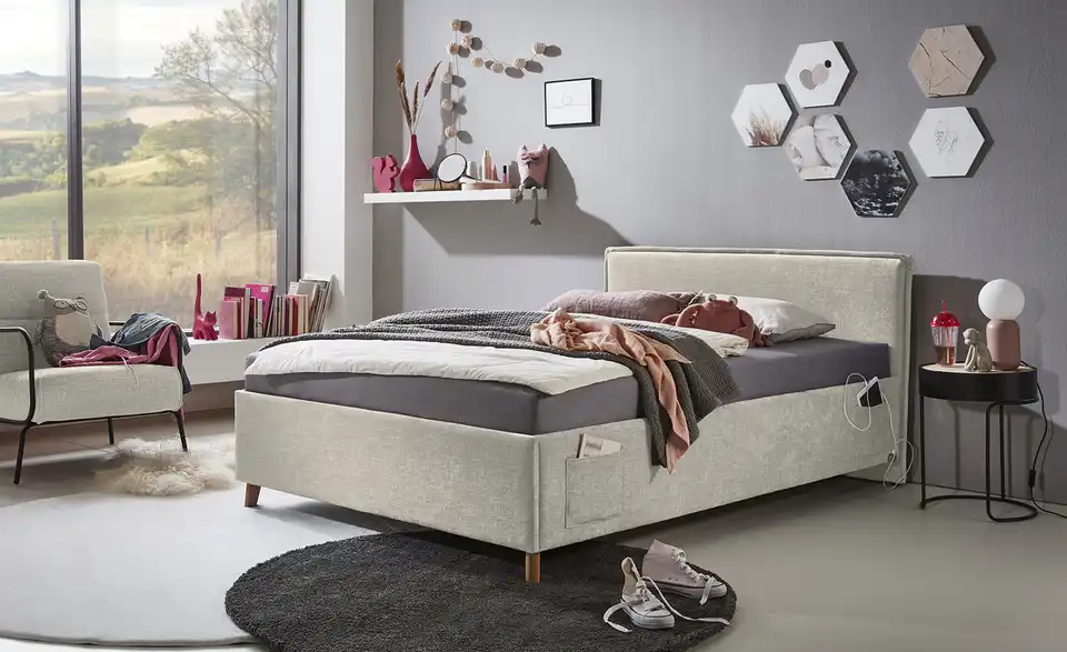 Polsterbett mit trendiger Kederumrahmung, in Wohnsituation