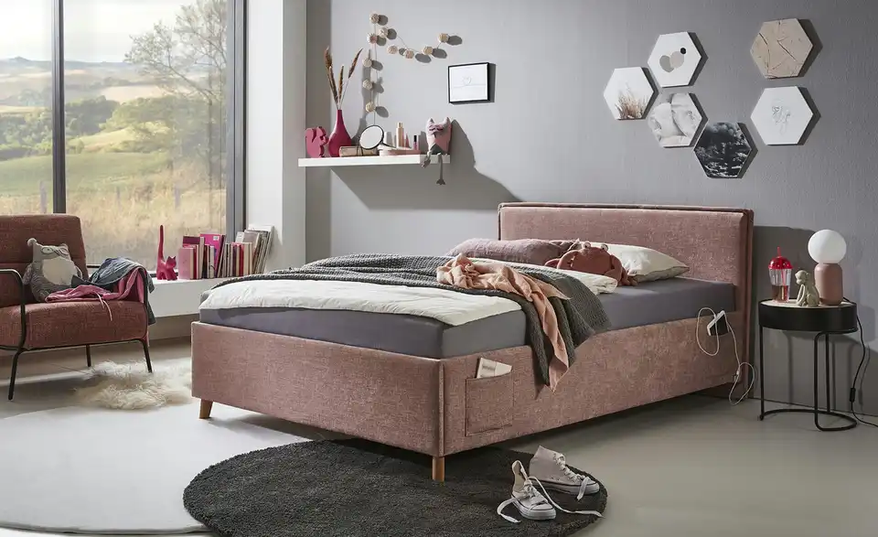 Polsterbett mit trendiger Kederumrahmung, in Wohnsituation