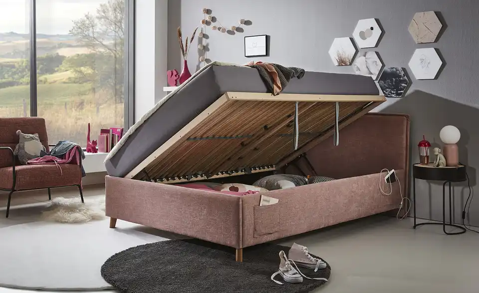 Polsterbett mit trendiger Kederumrahmung, in Wohnsituation