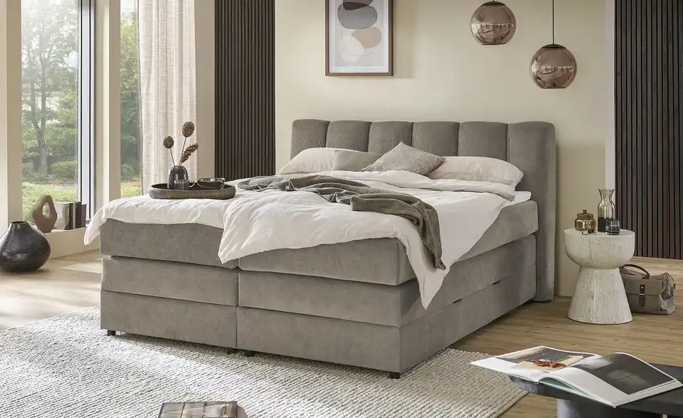 Boxspringbett mit Bettkasten, in Wohnsituation
