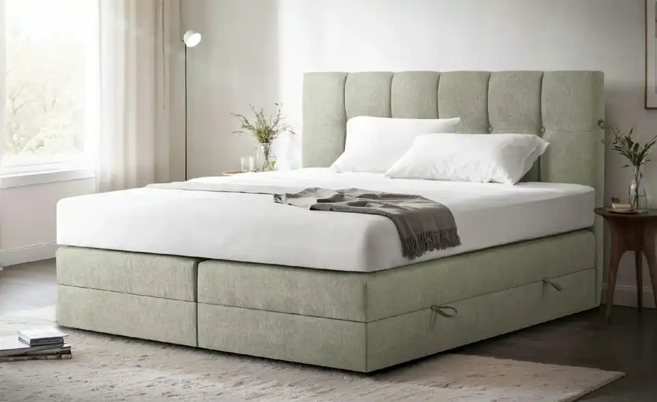 Boxspringbett mit Bettkasten, in Wohnsituation