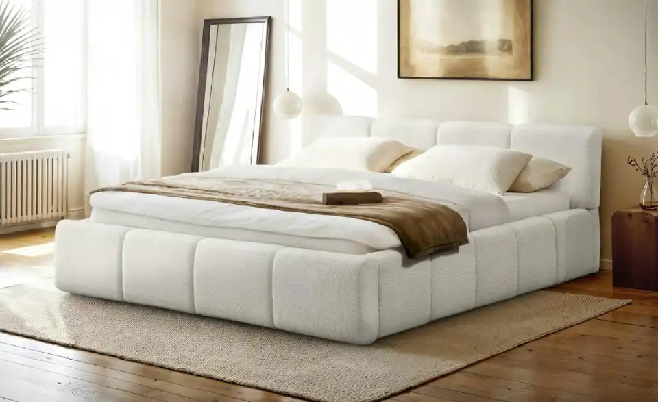 Polsterbett in cremefarbenem Bouclé, in Wohnsituation