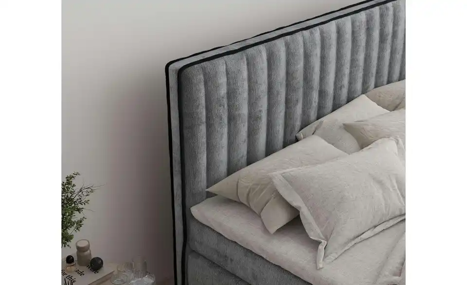 Boxspringbett mit Stauraum, in Wohnsituation