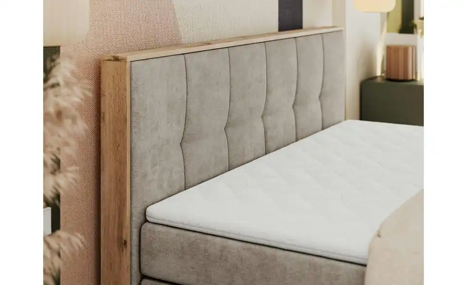 Boxspringbett mit Bettkasten, in Wohnsituation