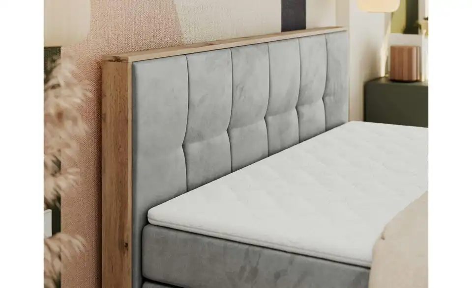 Boxspringbett mit Bettkasten, in Wohnsituation