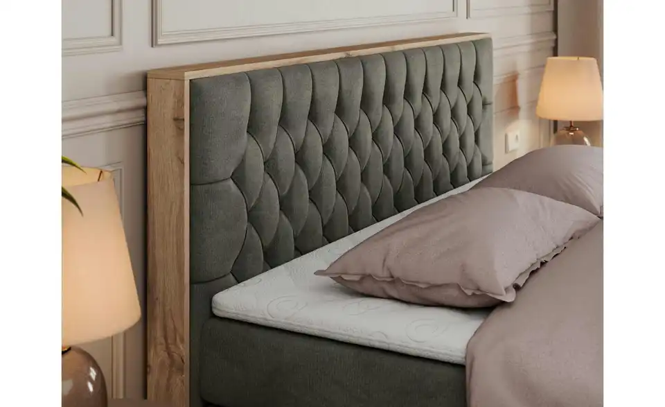 Boxspringbett mit Bettkasten, in Wohnsituation