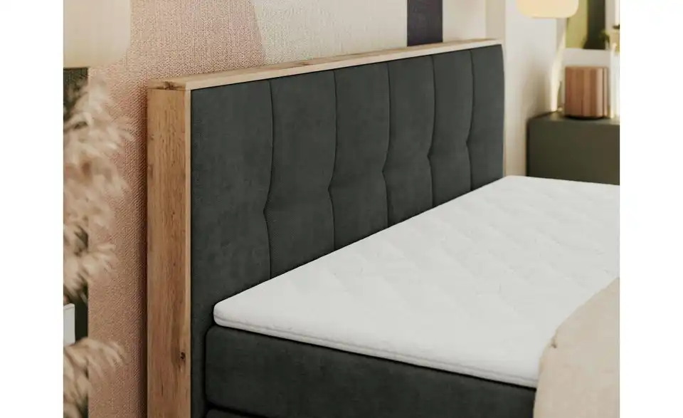 Boxspringbett mit Bettkasten, in Wohnsituation